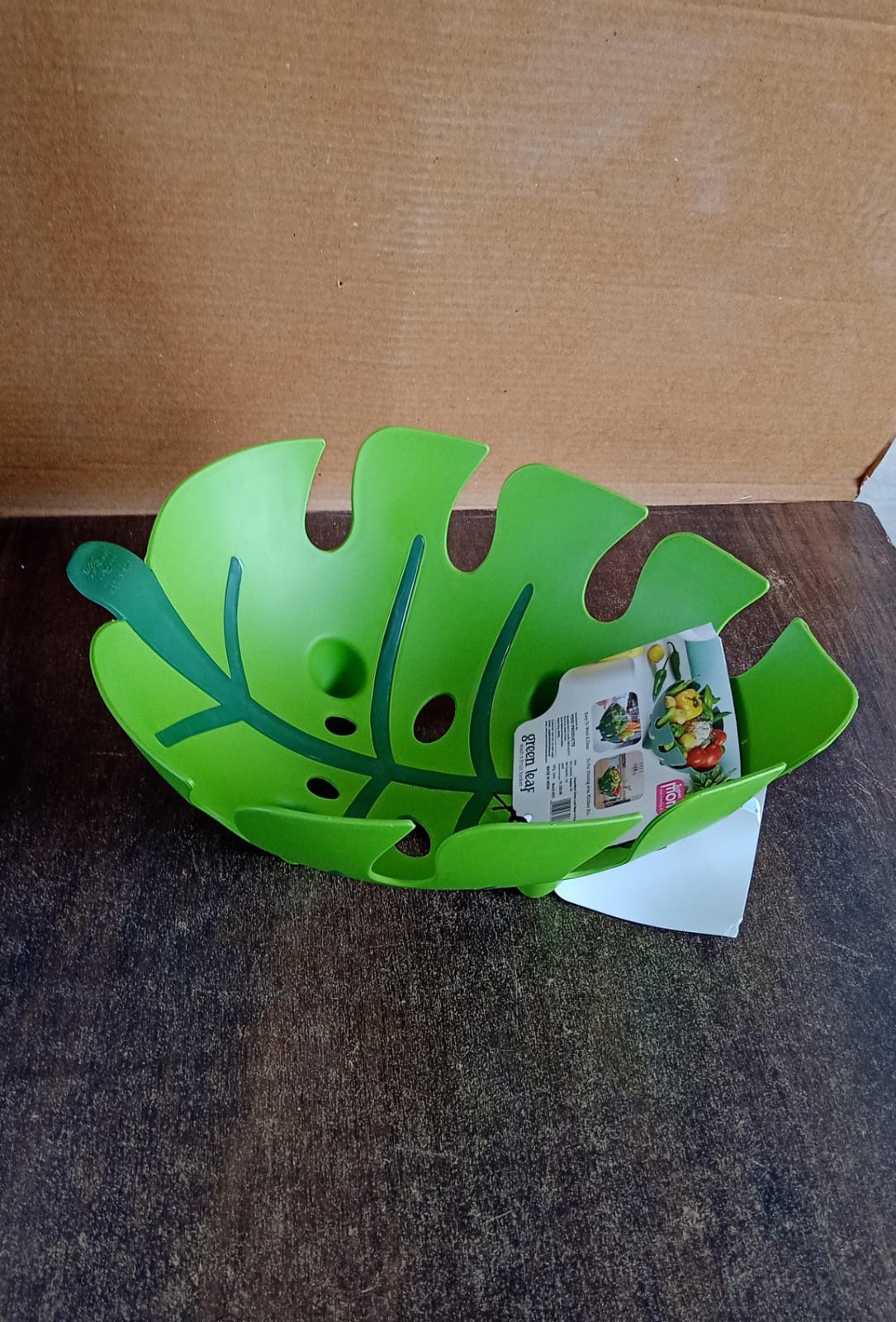 Supermom Leaf-Shaped Plastic Fruit Basket (1 Pc) Your Brand
