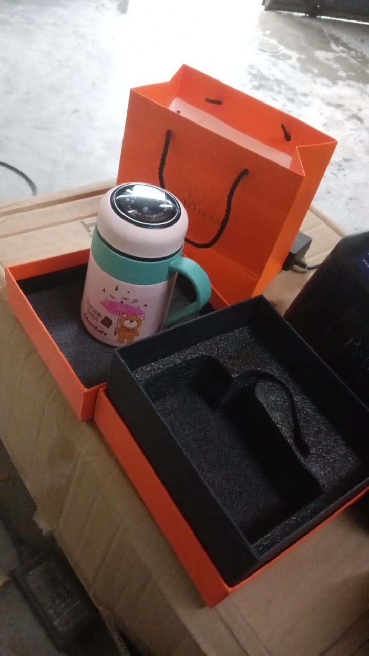 Smart Vacuum Insulated Water Bottle with LED Temperature Display & Gift Color Box (600 ML Approx) Your Brand