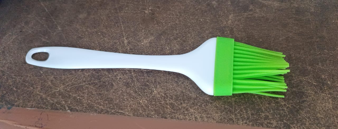 Silicone Kitchen Oil Spatula Brush with Handle Pastry / Cake Brush (17 cm / 1 Pc) Your Brand