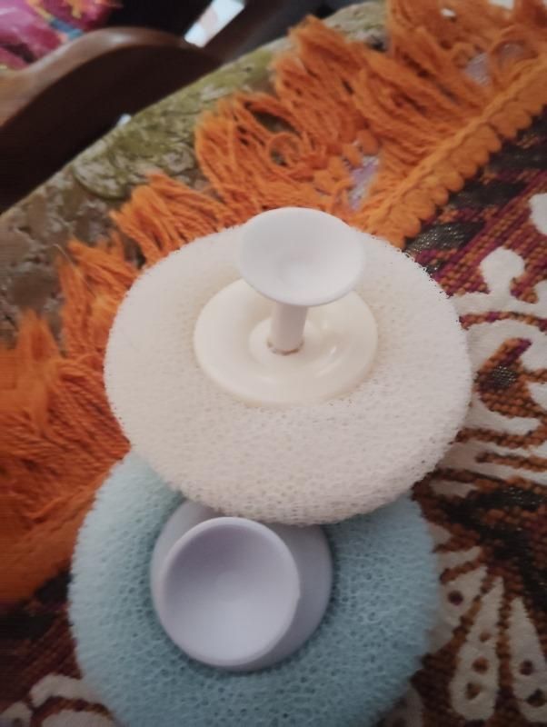 THE GIR FARMER body exfoliating scrub shower tool with white and blue round sponge handles