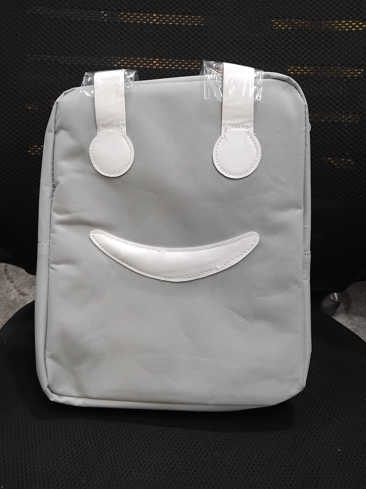 THE GIR FARMER large insulated lunch bag in gray with white handles and smile design