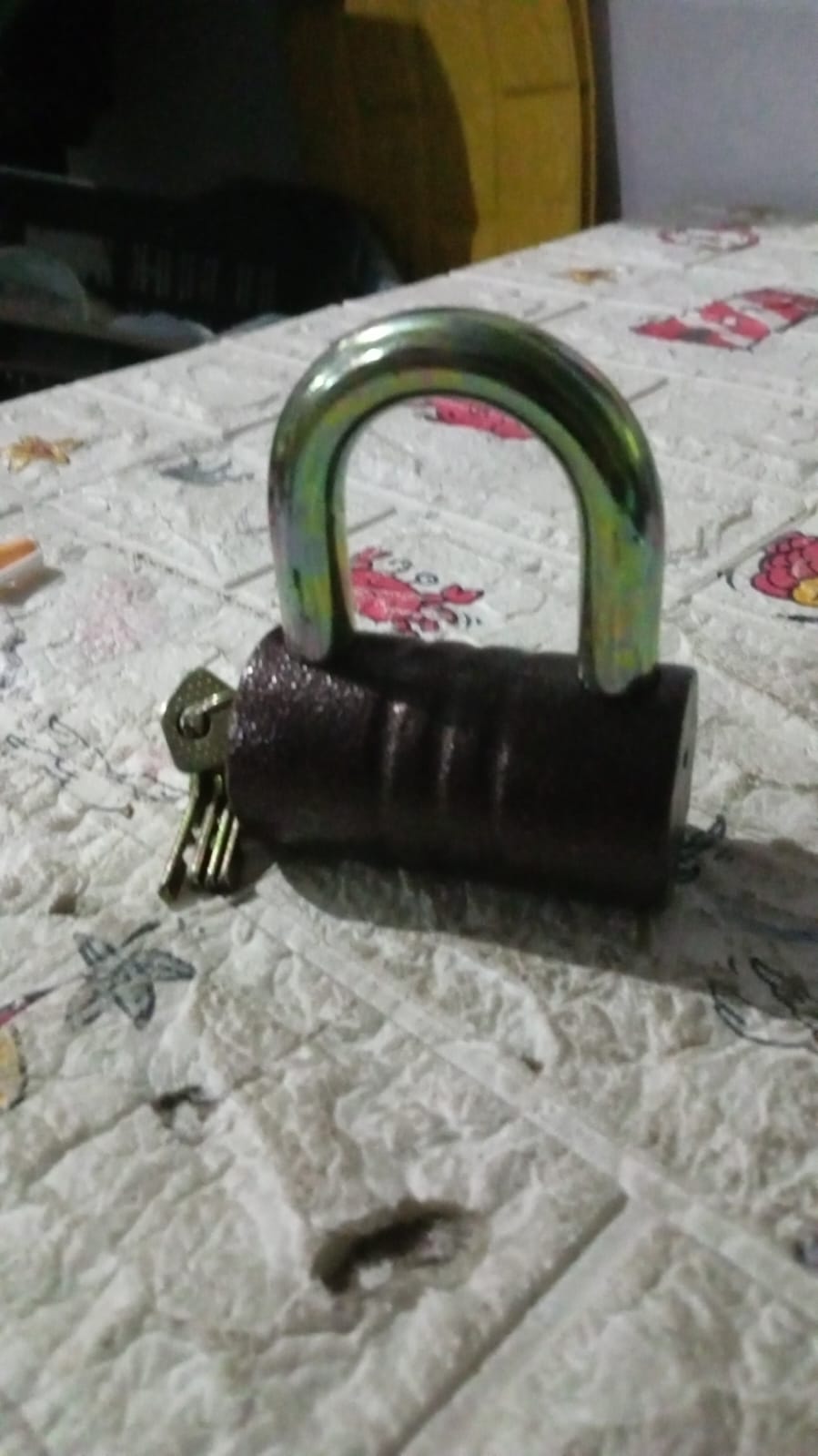 Heavy-Duty Iron Padlock – 82mm Black Spray Lock with Brass Core & 5 Keys, Waterproof & Anti-Theft Your Brand