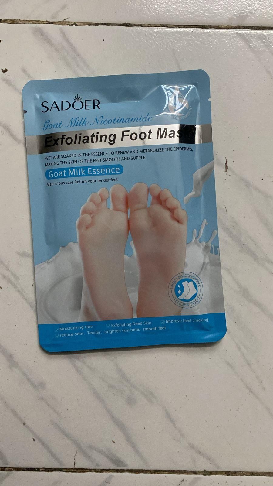 Sadoer goat milk foot mask with exfoliating properties and moisturizing essence on blue packaging