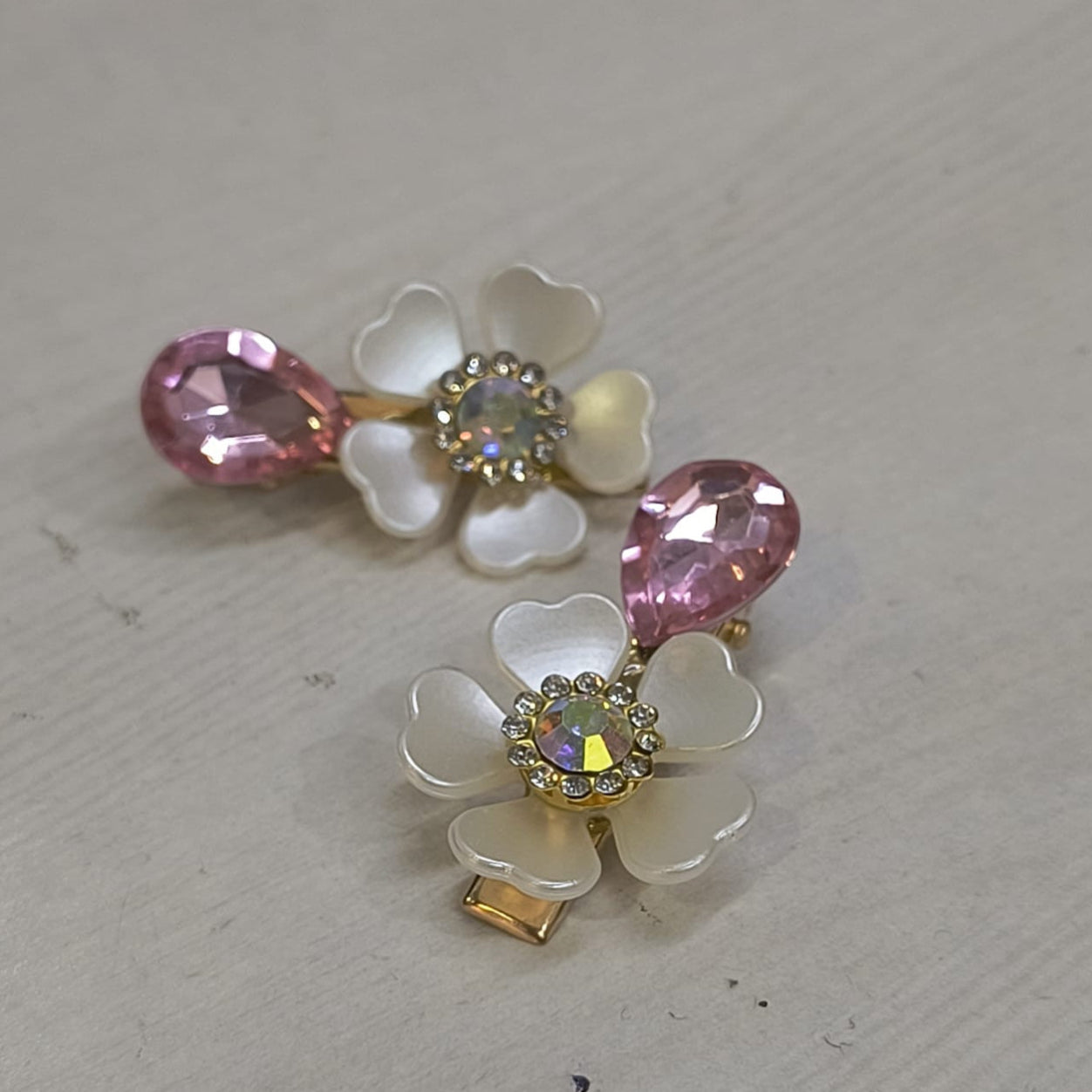 Amd-Deodap elegant floral hair clips pack with white petals and pink teardrop gems