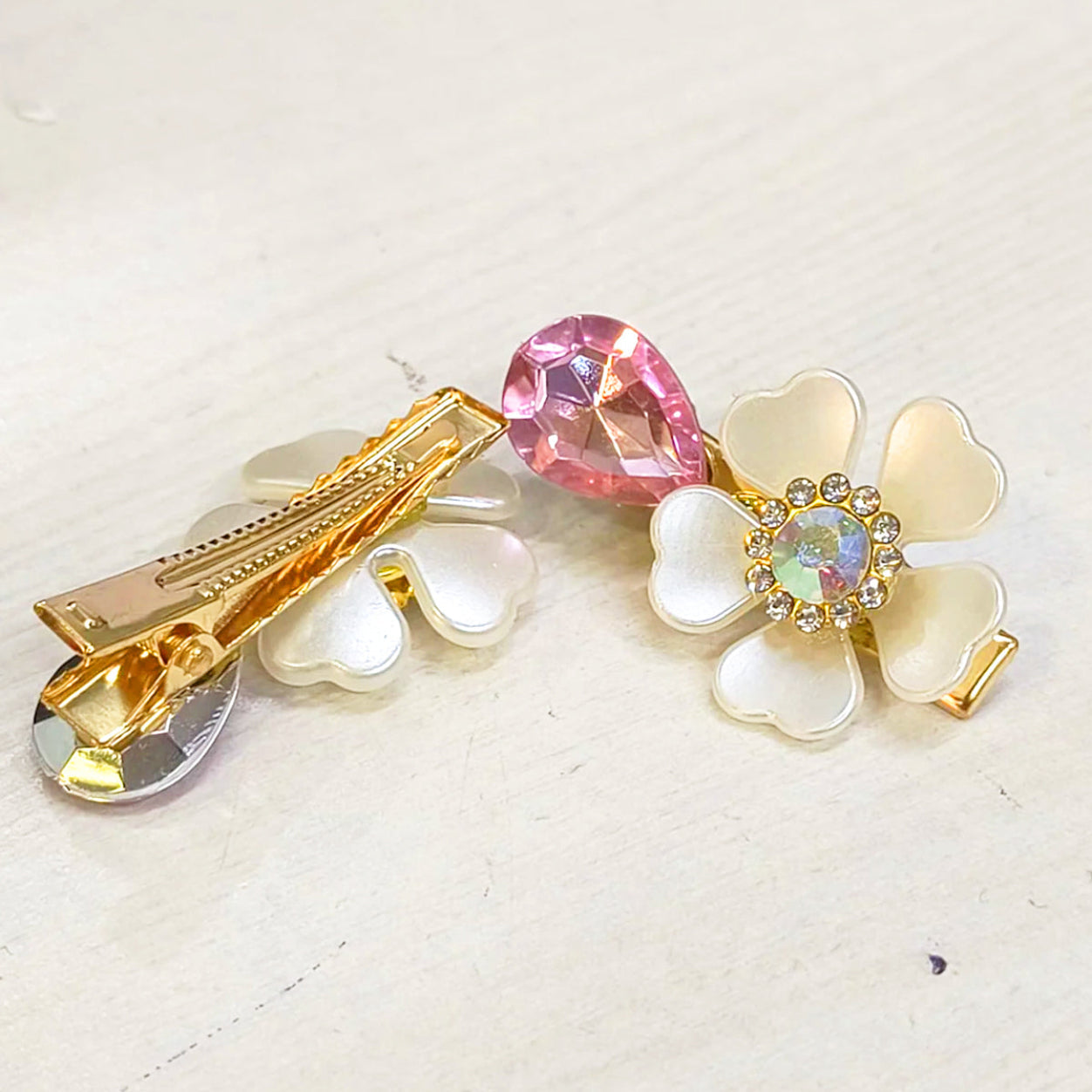 Elegant floral hair clips pack featuring gold details and pink gemstone embellishments by Amd-Deodap