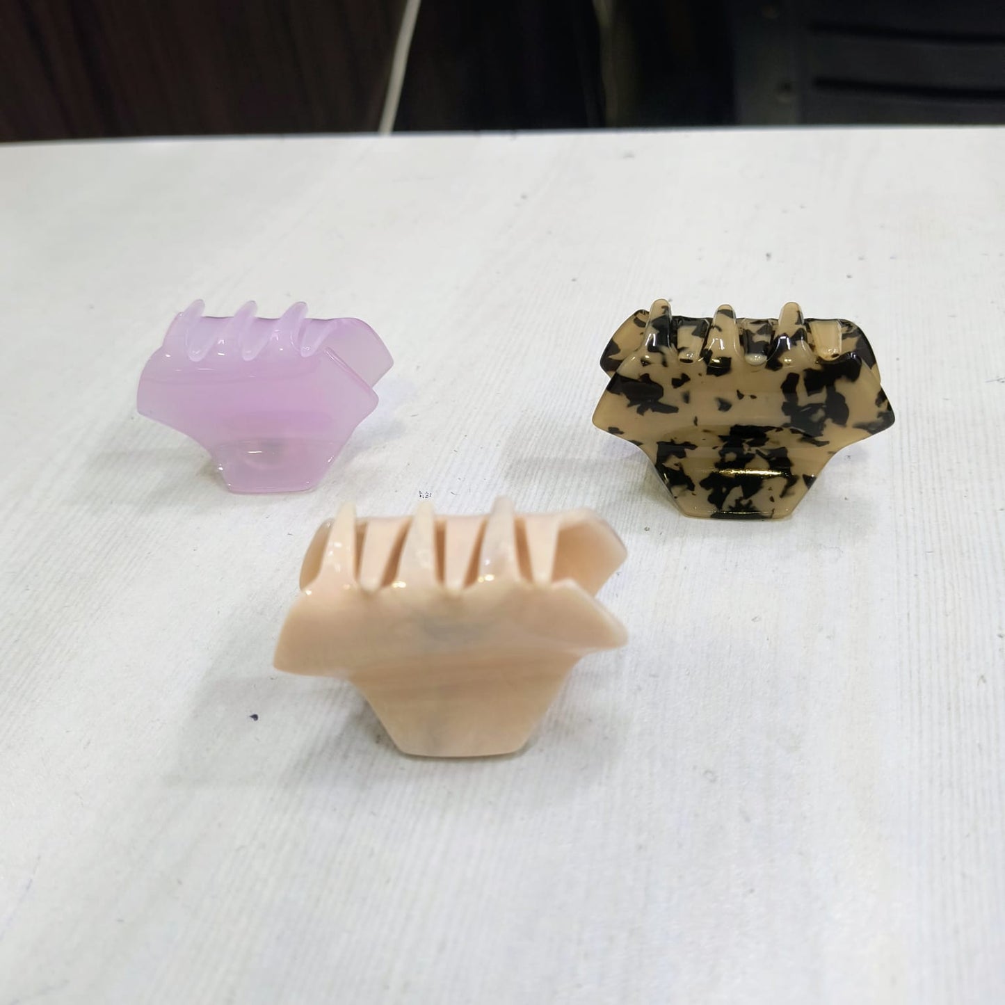 Gir Farmer small hair claw clips for women in pastel purple beige and tortoiseshell colors on white surface