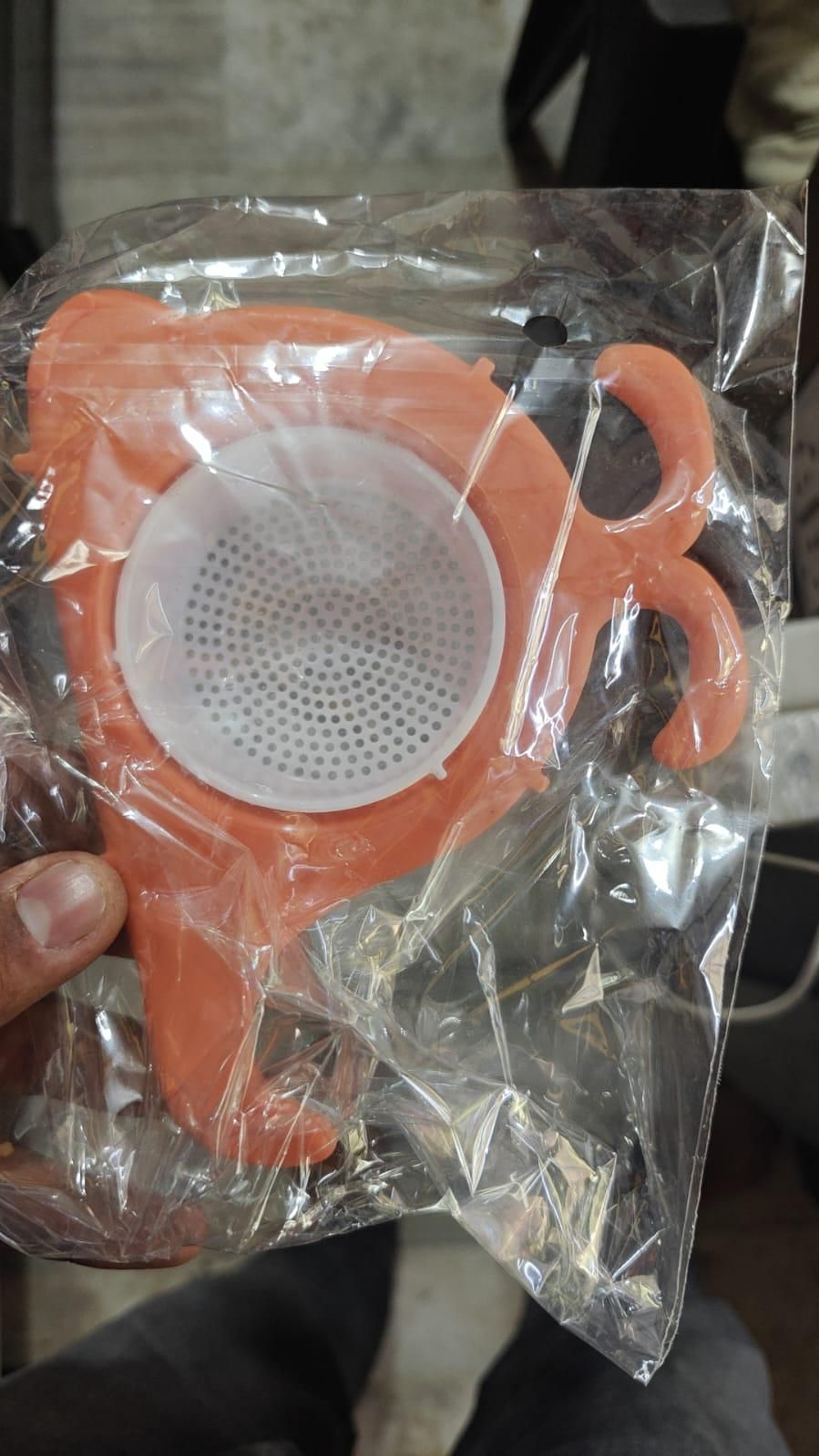 The Gir Farmer whale drain basket for kitchen in orange with white strainer, new in plastic packaging