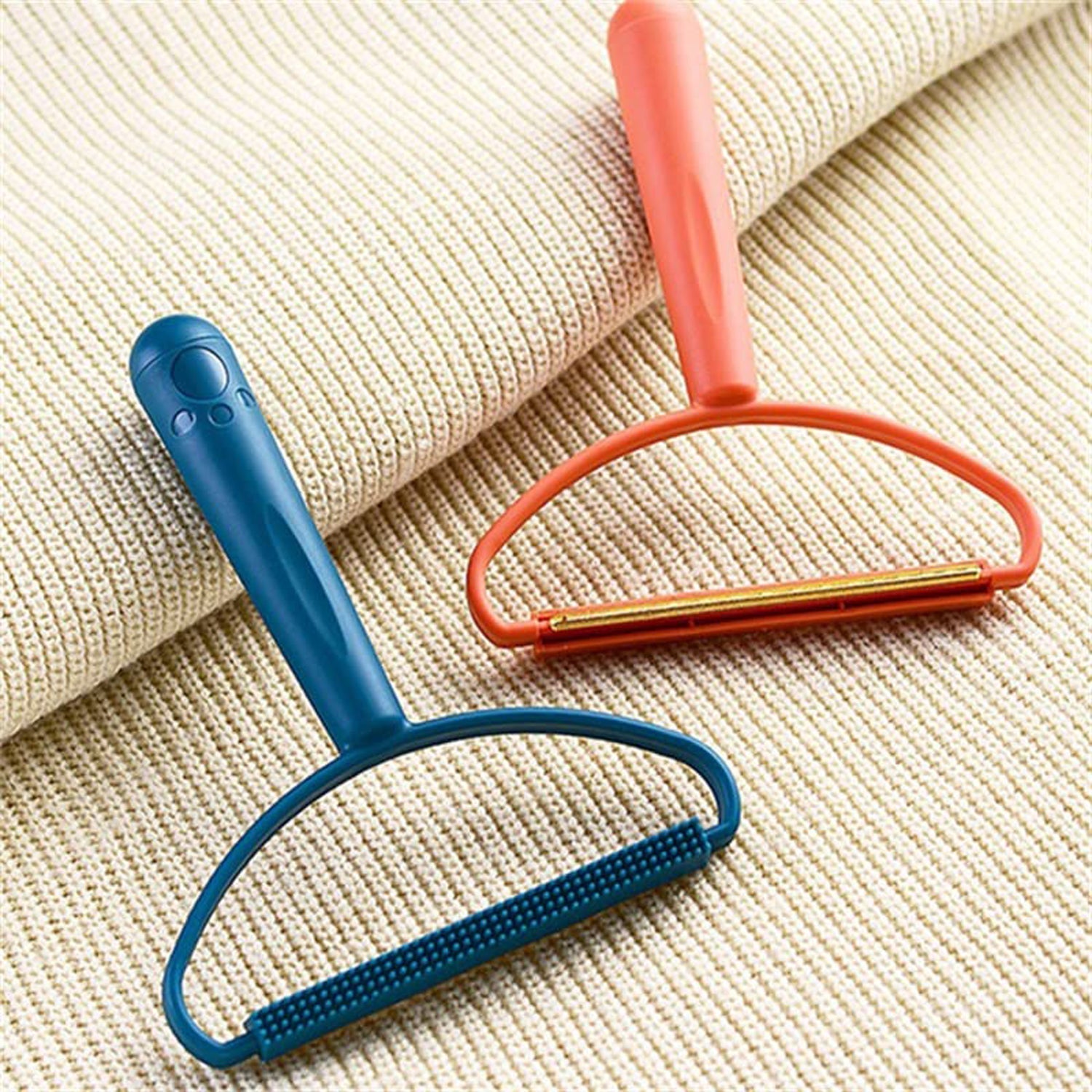 2-in-1 Portable Lint Remover – Long-Handle Brush & Sticky Roller for Clothes, Furniture & Carpets (1 Pc) Your Brand