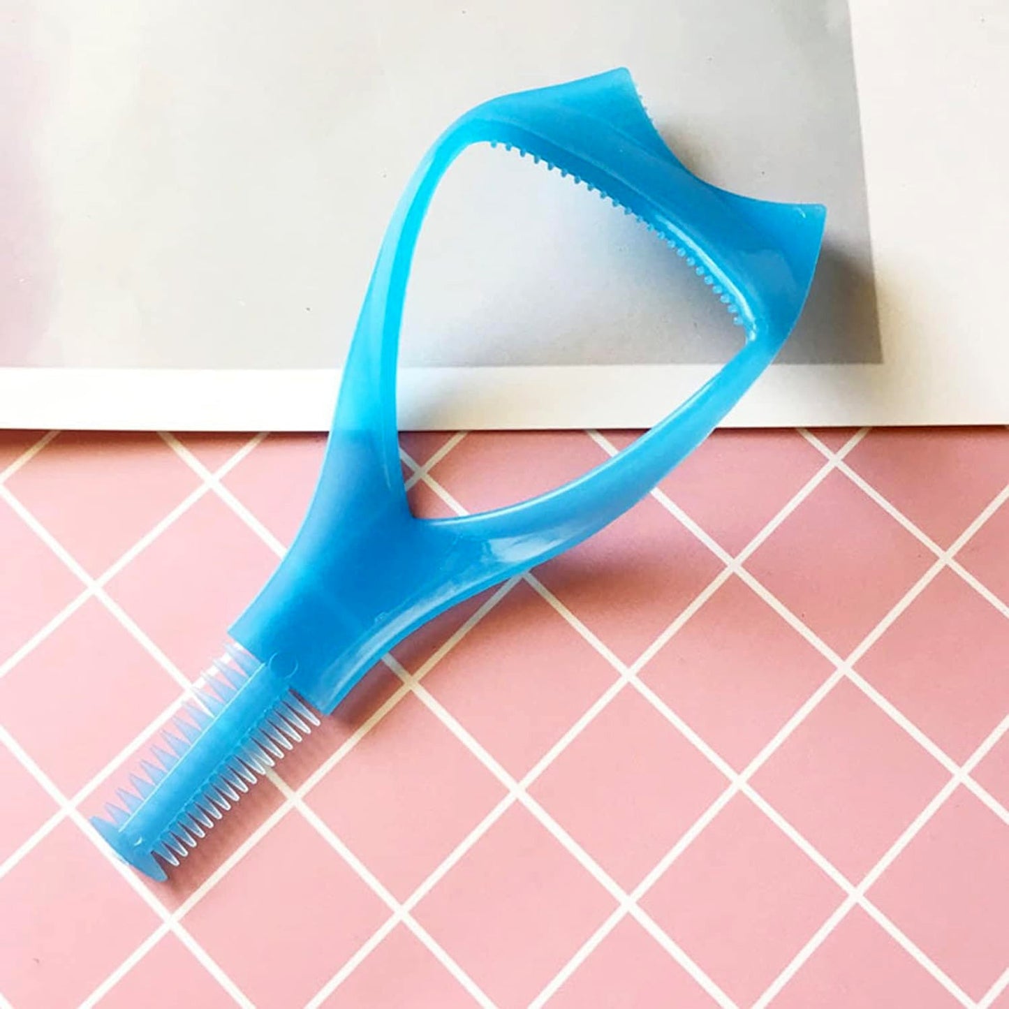3-in-1 Plastic Eyelash Tool: Mascara Guide, Brush & Curler (1 Pc) Your Brand