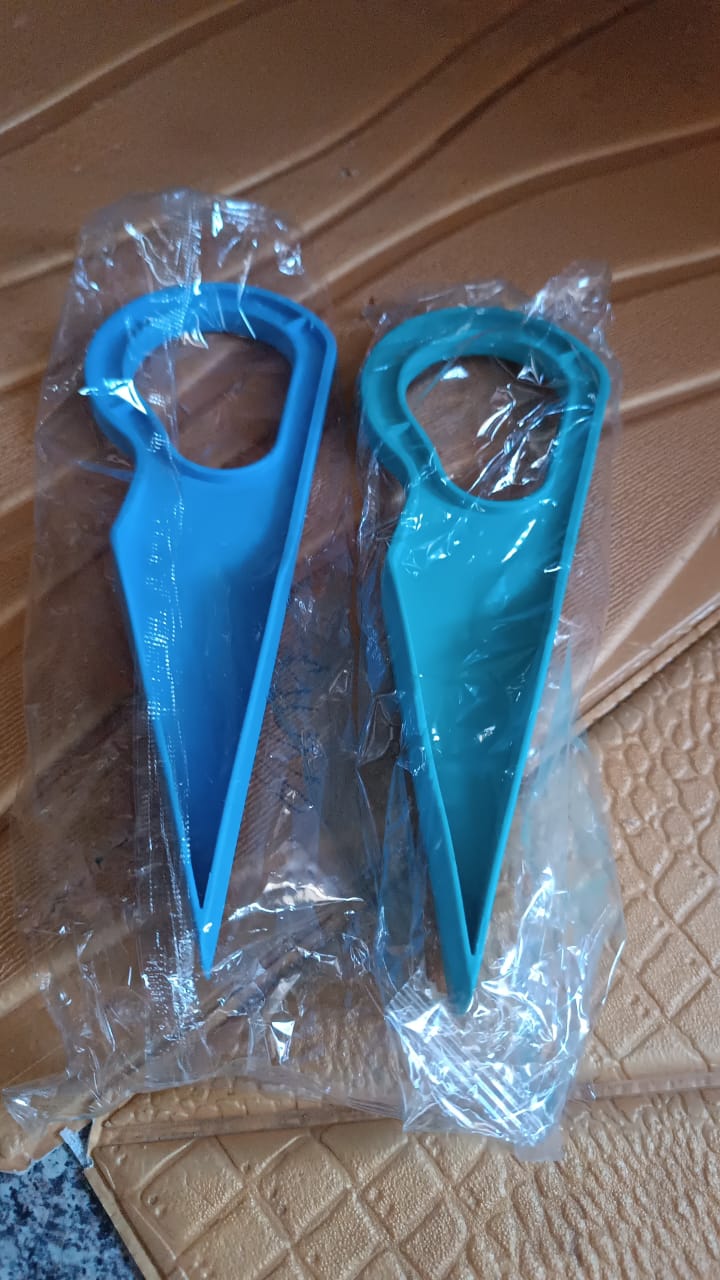 Mattress Lifter Tool for Easy Bed Sheet Change (1 pc / 23 Cm) Your Brand