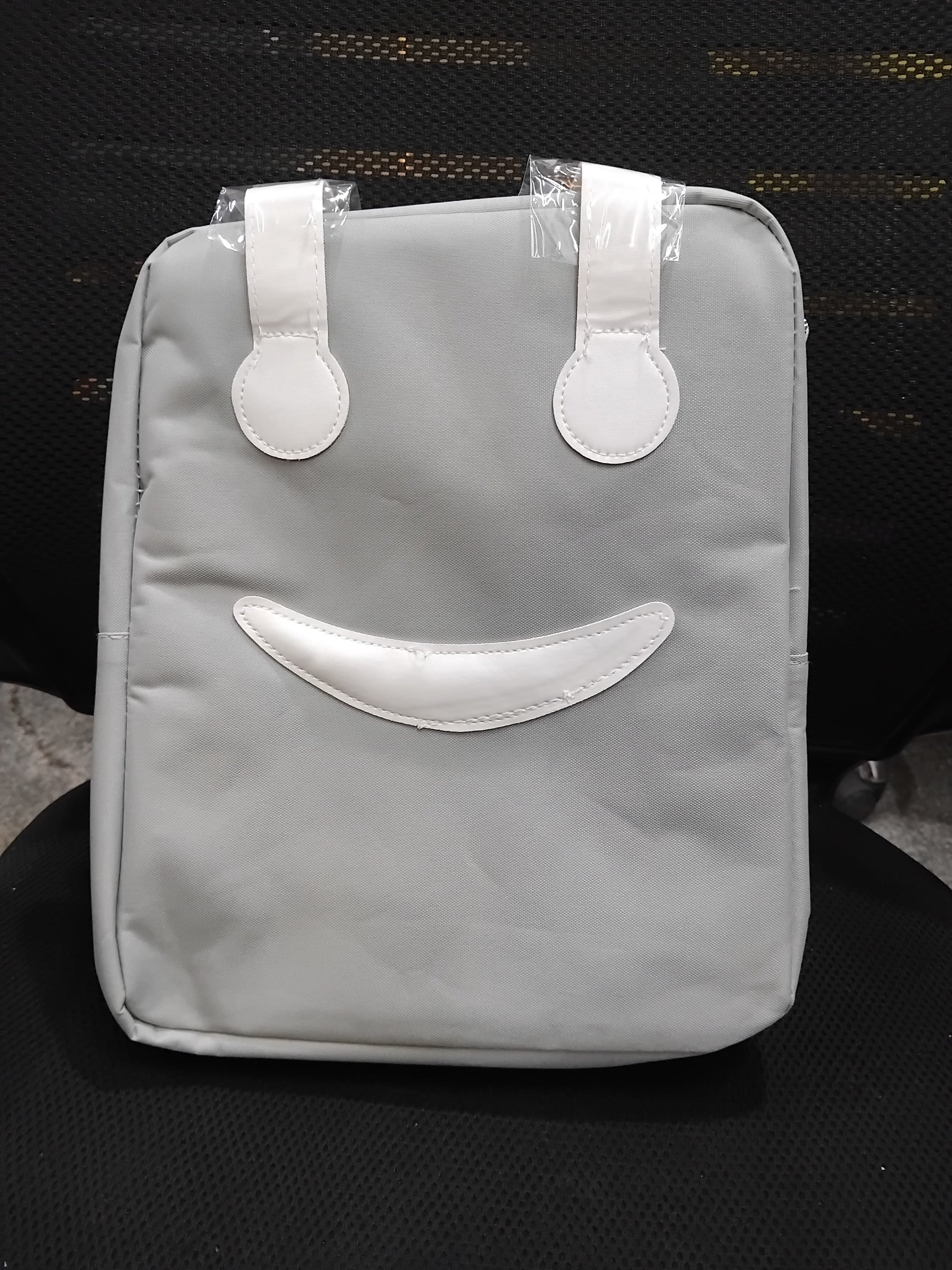 THE GIR FARMER large insulated lunch bag in gray with white handles and smile design