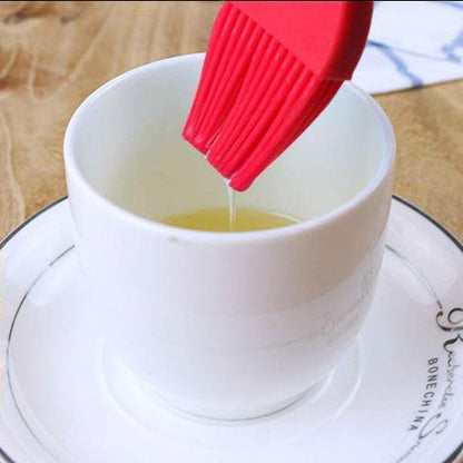 Cake decorating spatula and pastry brush set with a silicone brush for applying liquids