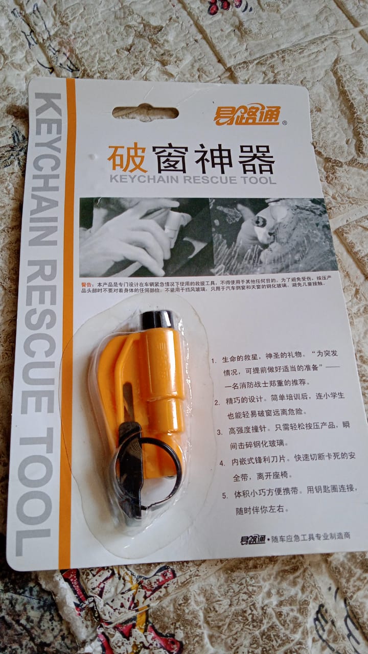 2-in-1 Emergency Safety Cutter – Keychain Tool for Glass Breaking & Seatbelt Cutting, Portable & Handy Your Brand