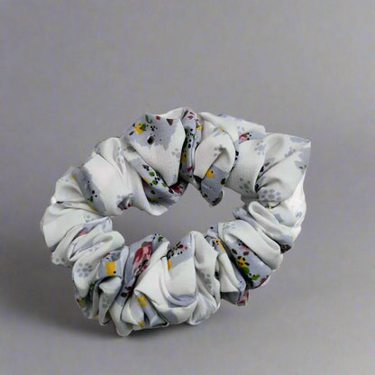 Gentle elastic hair rope for women in white with colorful abstract patterns