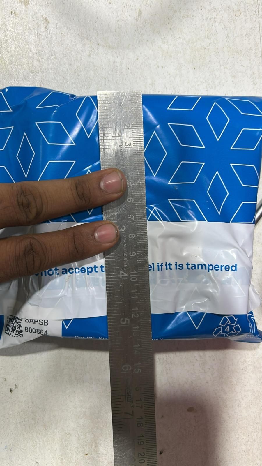 Packaging for magnetic eyelashes pair with a ruler for size reference