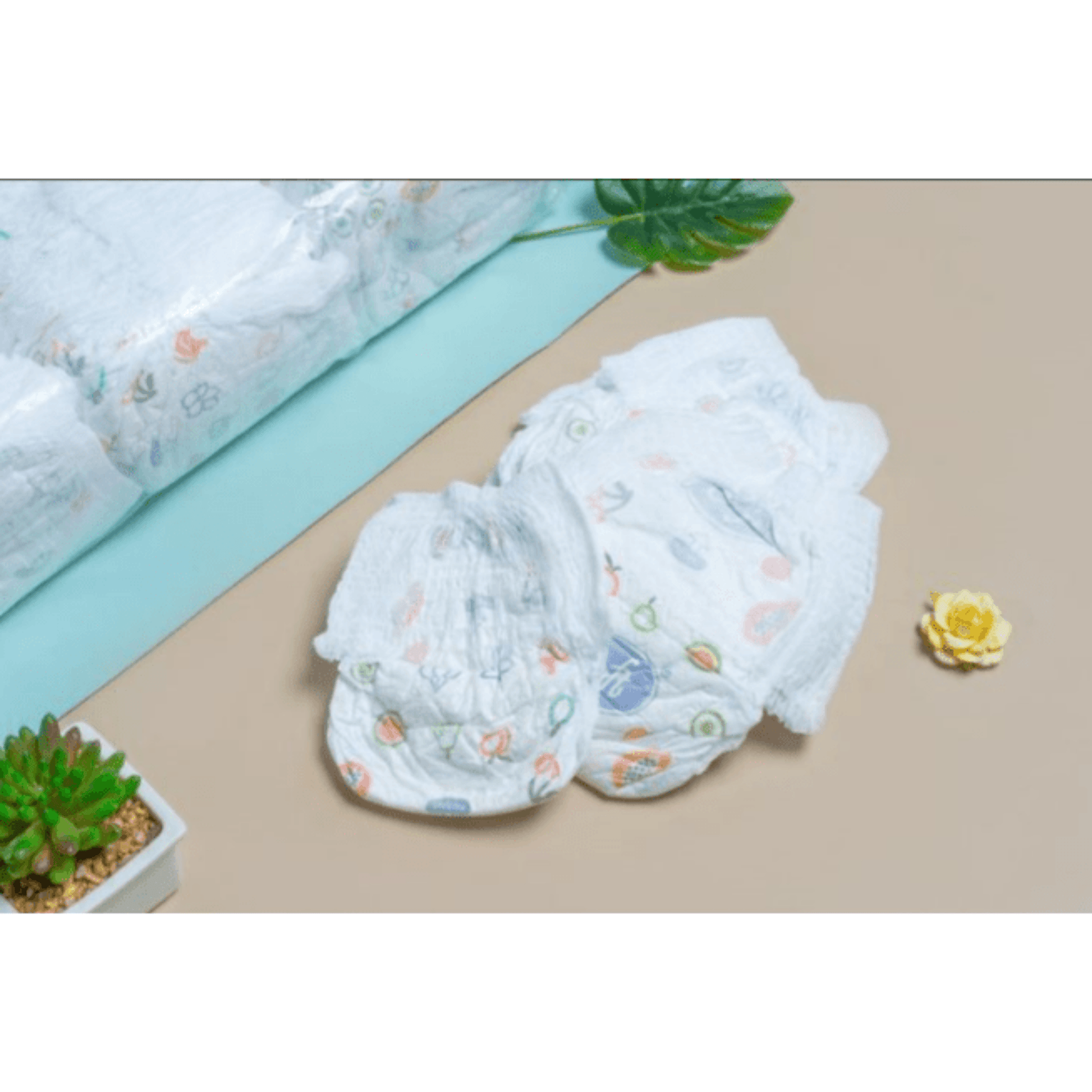 Natural disposable diapers for babies in white with colorful patterns, perfect for daily use and comfort.