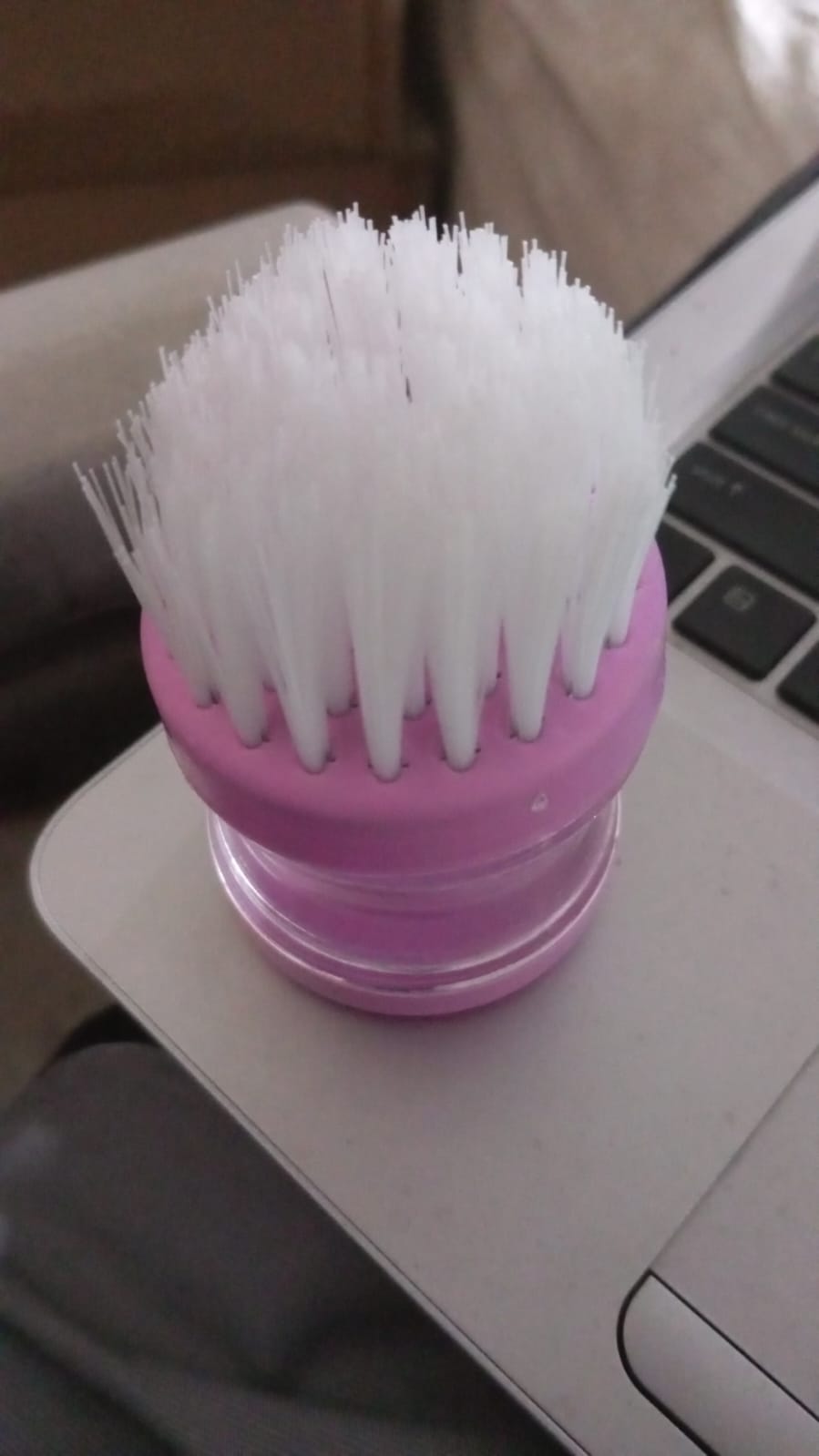 Plastic wash basin brush with soap dispenser in pink, perfect for efficient cleaning tasks