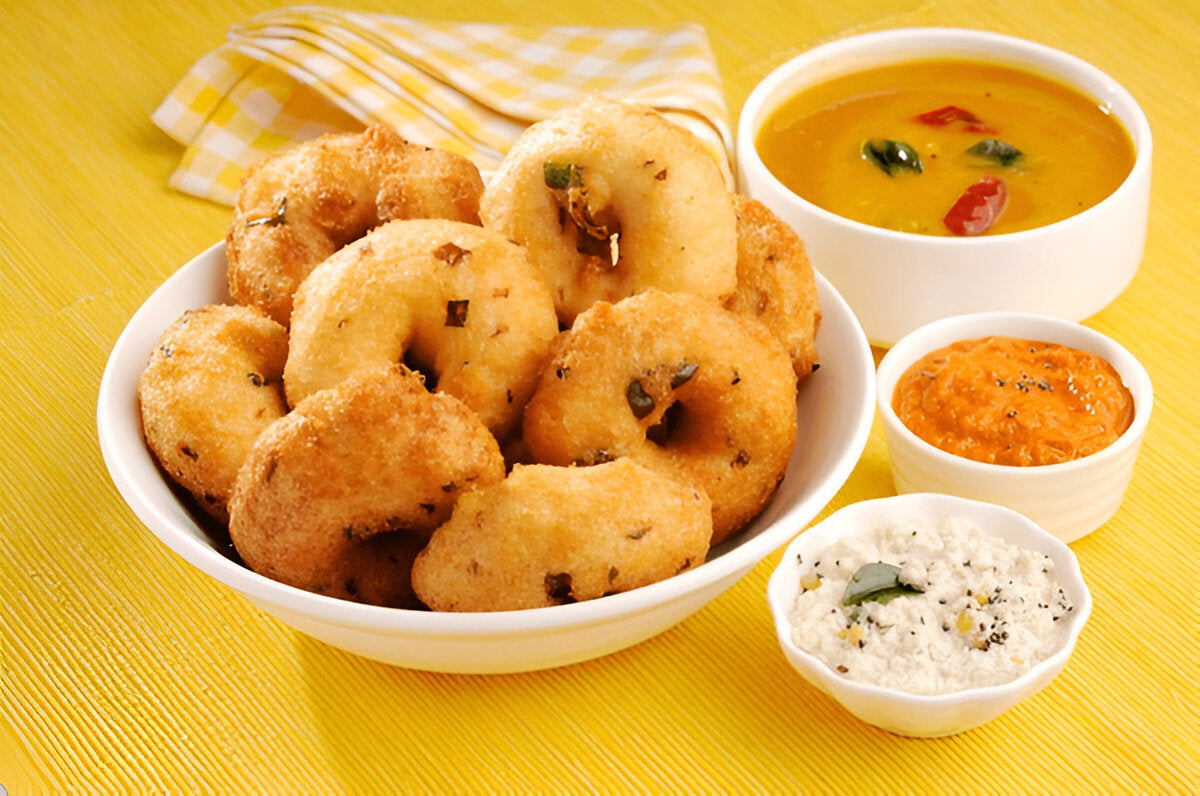 Freshly made vada served with sambar and chutneys, made using pure urad dal for sale from THE GIR FARMER