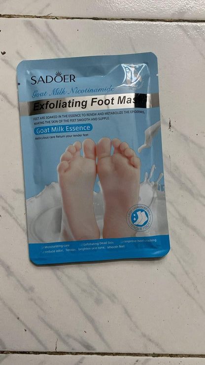 Sadoer goat milk foot mask with exfoliating properties and moisturizing essence on blue packaging