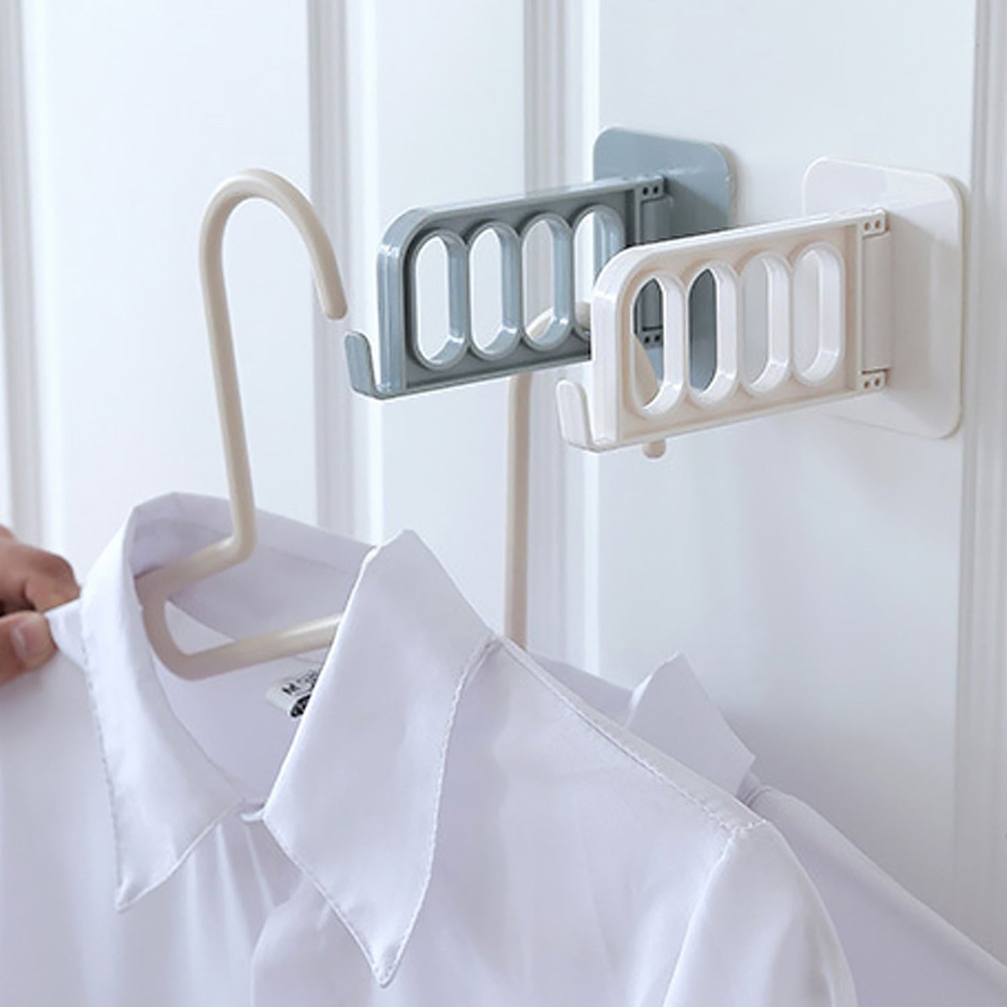 Single door hook for bathroom in two colors, ideal for hanging towels and clothes