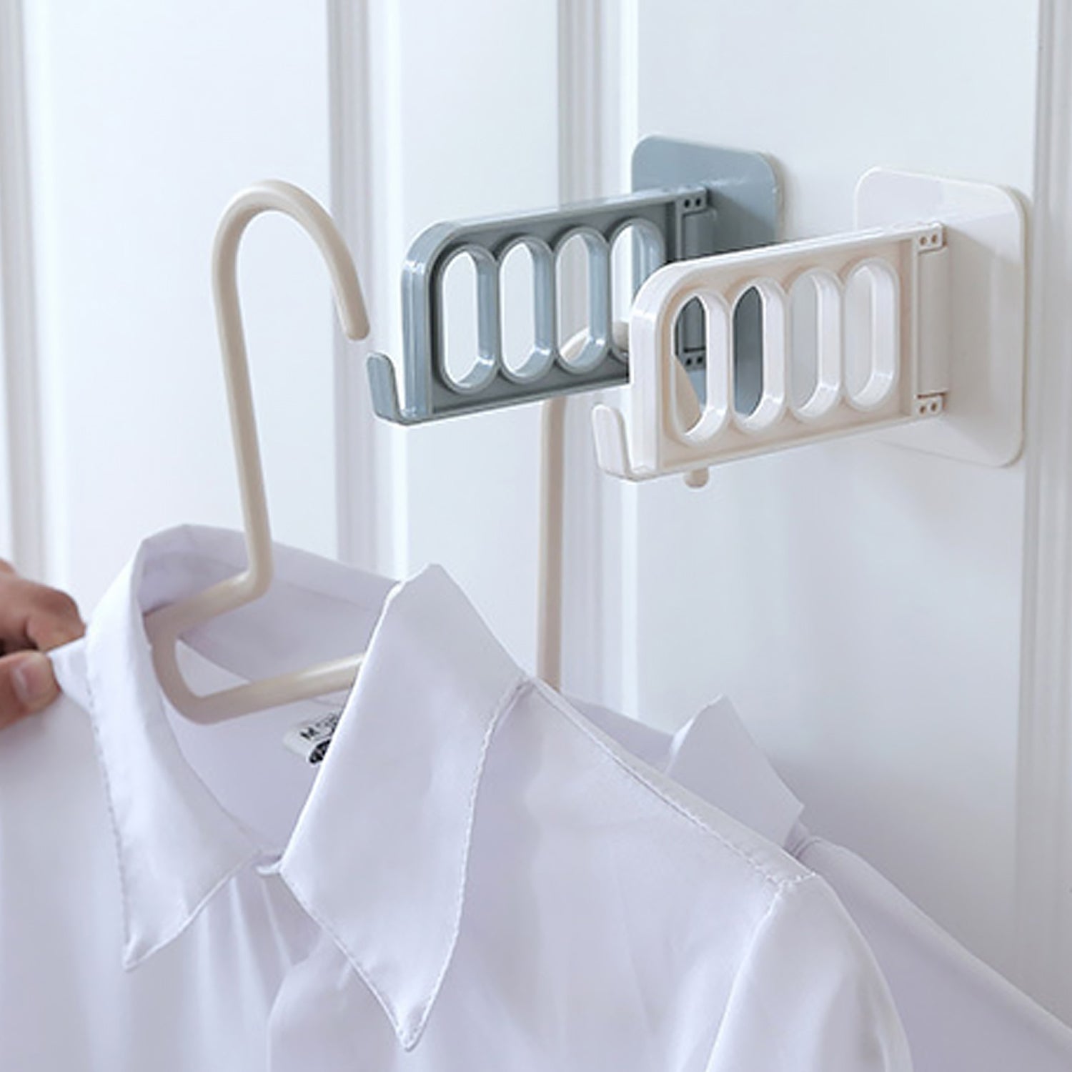Single door hook for bathroom in two colors, ideal for hanging towels and clothes