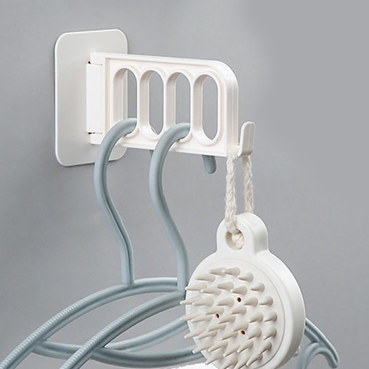 Single door hook for bathroom in sleek design with multiple loops for easy hanging
