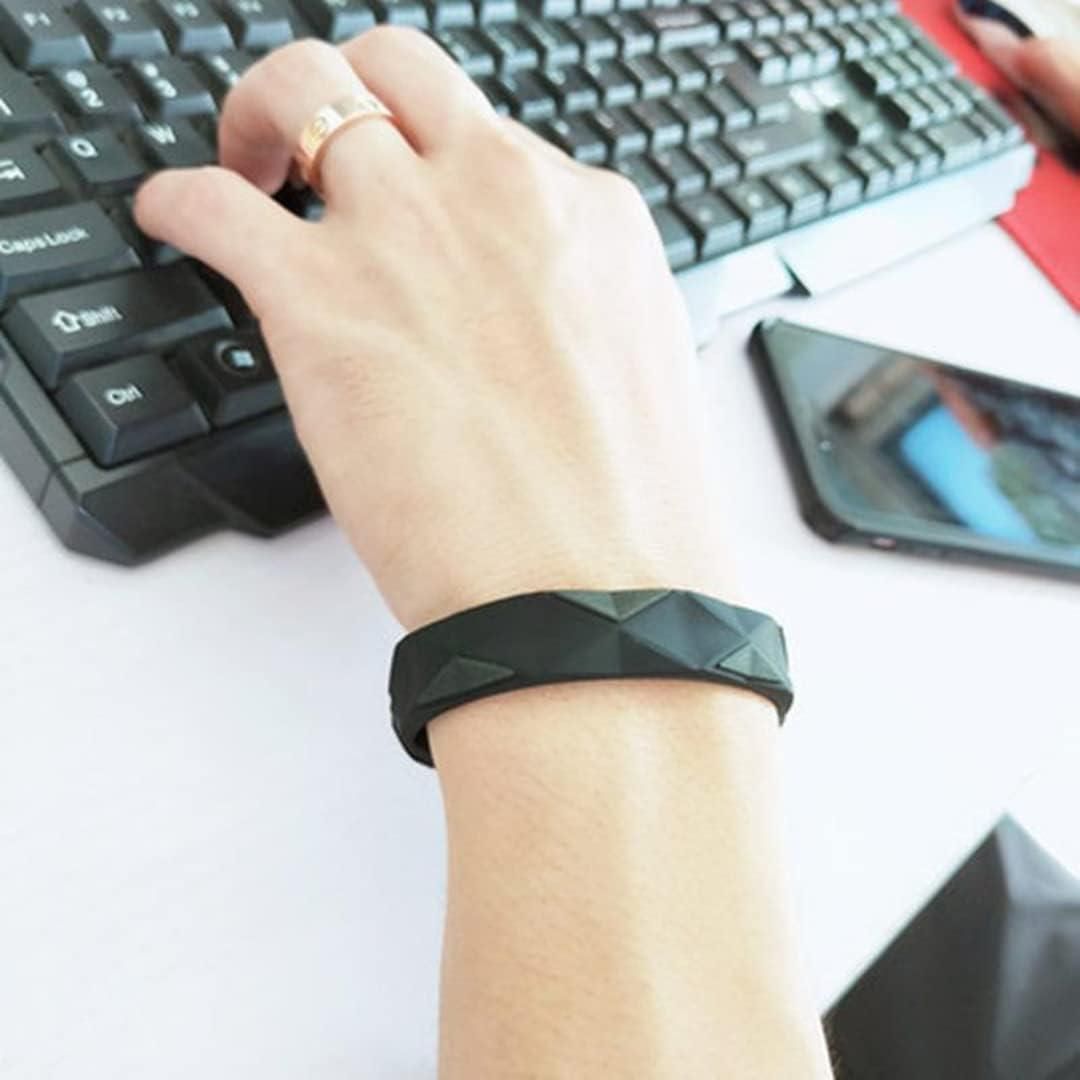 Wearing a sugar control silicon band on wrist while typing at a keyboard