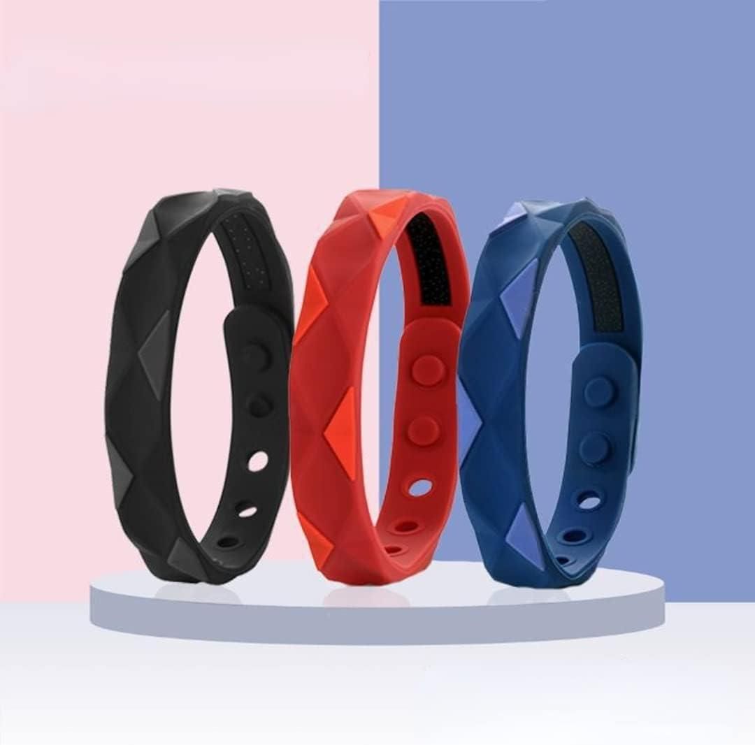 Set of three colorful silicon bands for sugar control in black, red, and blue with a textured design