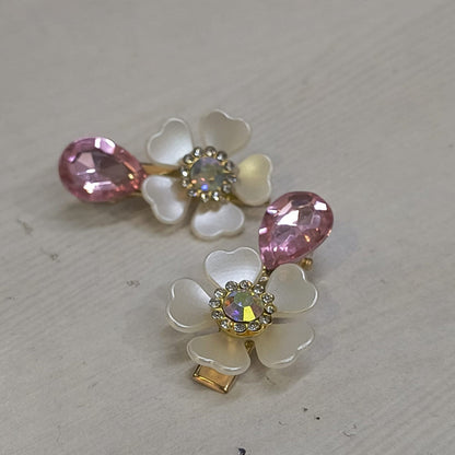 Amd-Deodap elegant floral hair clips pack with white petals and pink teardrop gems